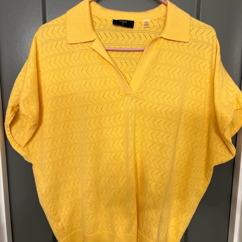 Tahari Butter Yellow Textured Blouse sweater. Size XL, collared. Short sleeves